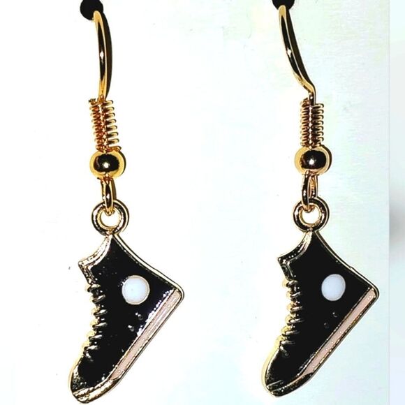 Retro hand crafted sneaker earrings - Picture 4 of 5